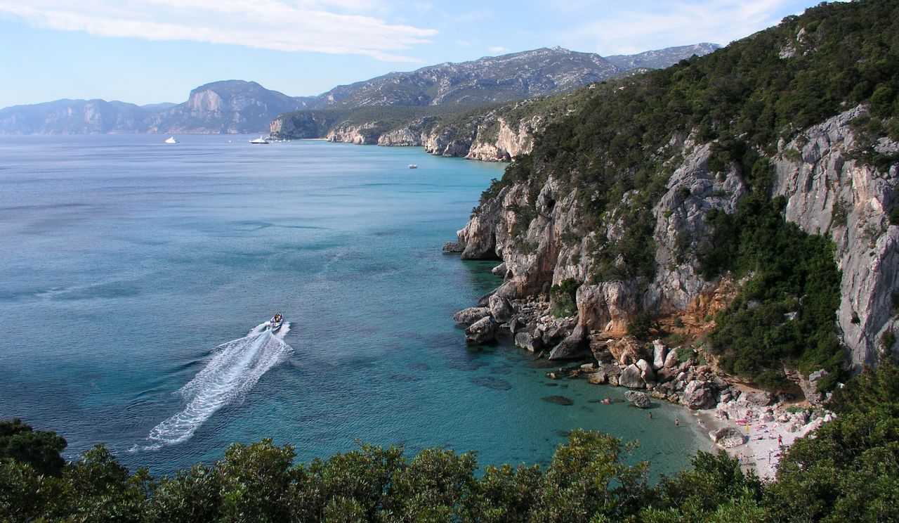 Cala Fuili vista dall’alto, tra falesie e mare