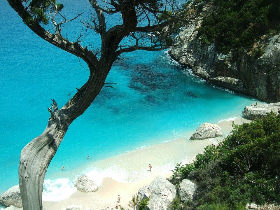 La spiaggia e gli scogli di Cala Goloritzé visti dall’alto