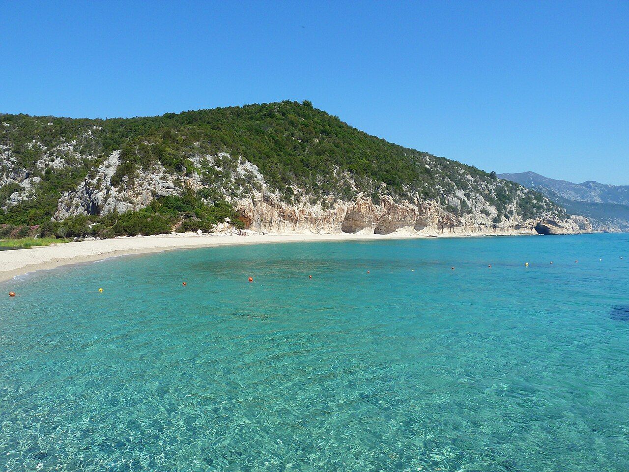 La spiaggia di Cala Luna e le grotte nella falesia