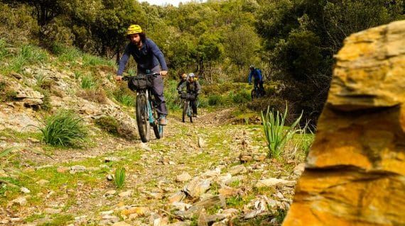 Ciclisti in mountain bike su un sentiero, dal sito Let’s BIKE Sardinia