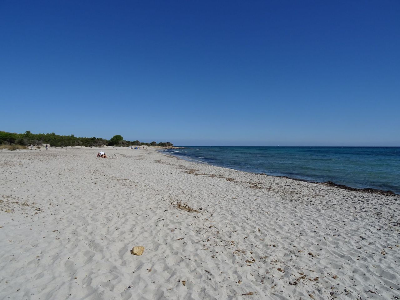 La spiaggia di Biderrosa con il promontorio sullo sfondo