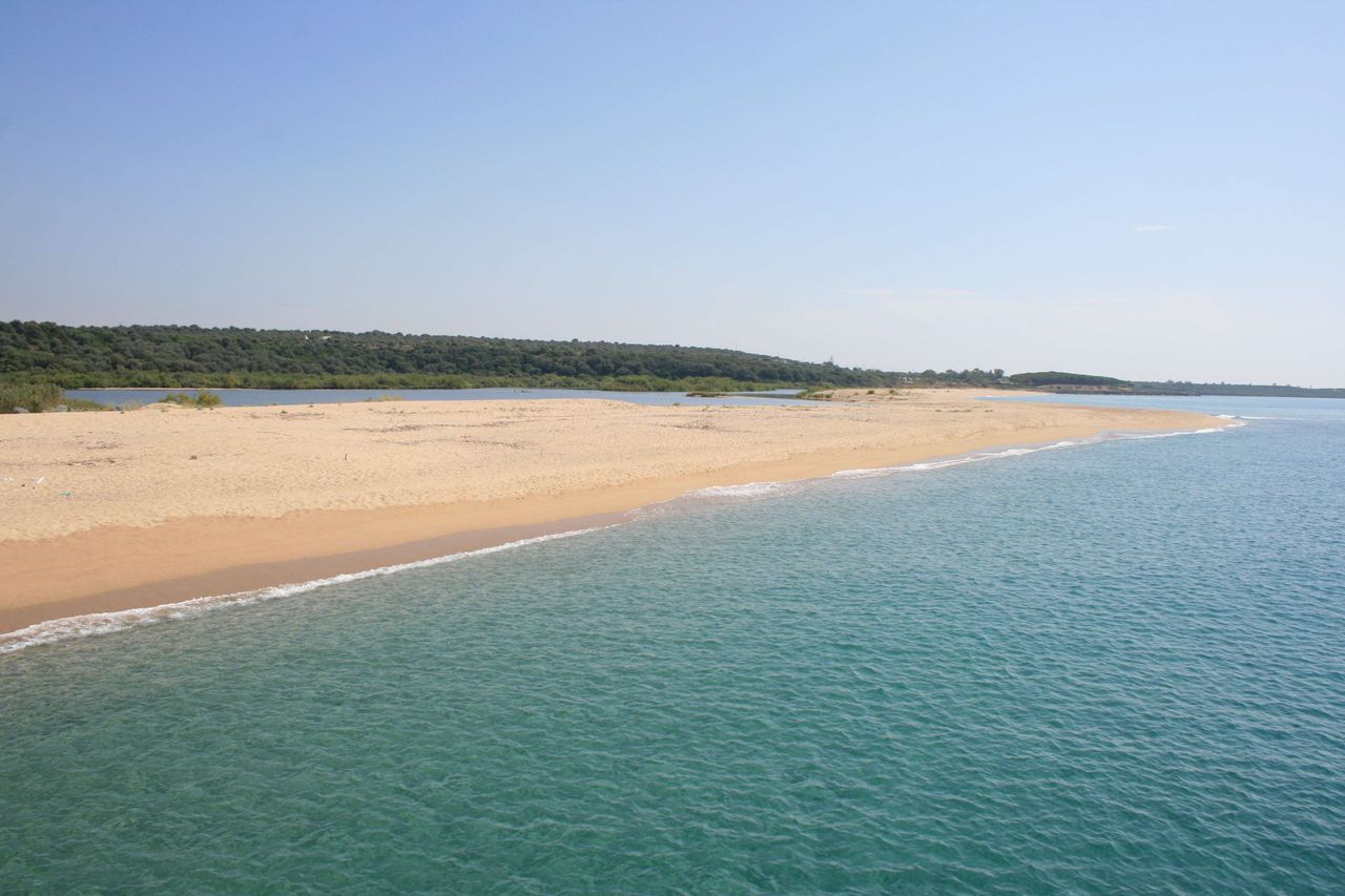 La spiaggia di Marina di Orosei tra la laguna e il mare