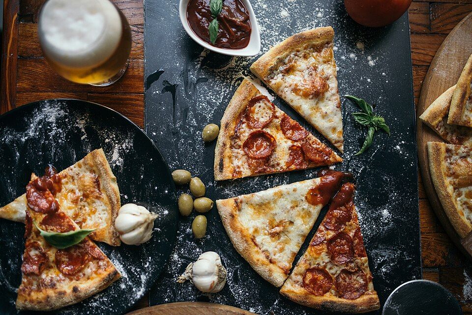 Tranci di pizza su un tavolo, foto illustrativa
